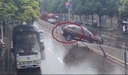 Màn lùi xe bay qua dải phân cách, tông gục xe máy đang chạy 